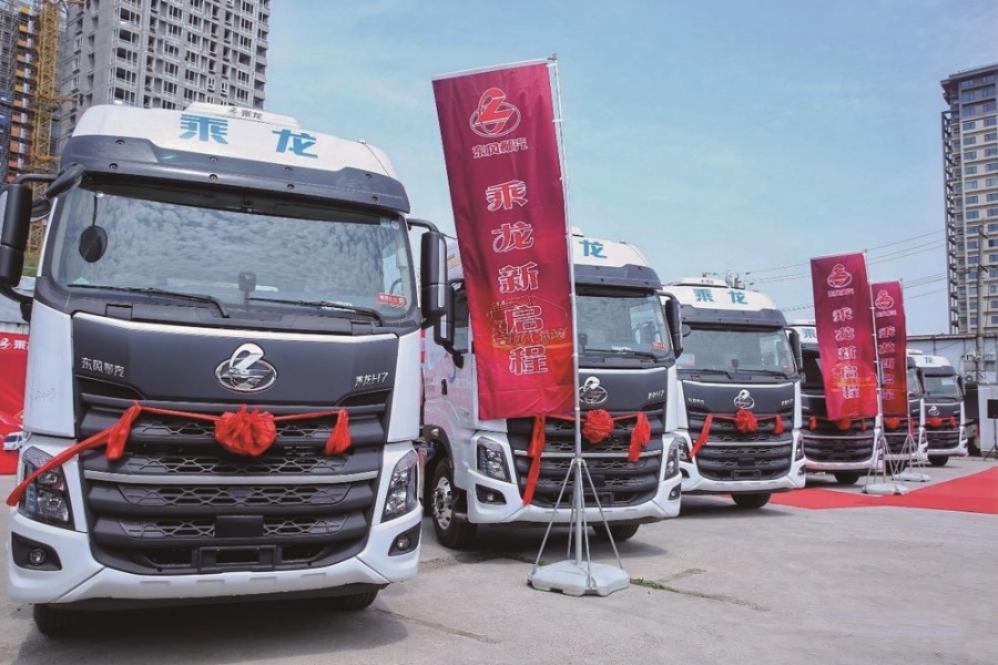 百臺(tái)乘龍H7 LNG牽引車(chē)交付