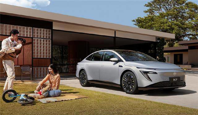 坐擁百萬級沙發的東風日產N7，真是“換殼”某007？