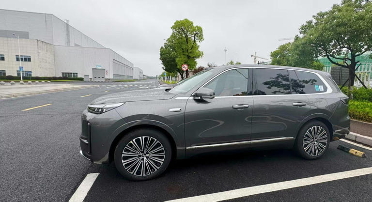 吉利銀河M9街頭曝光：超5米大六座SUV，續(xù)航1500km配三電機(jī)空氣懸架