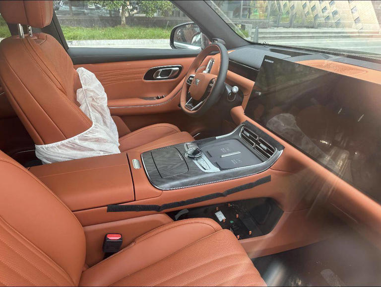 吉利銀河M9街頭曝光：超5米大六座SUV，續(xù)航1500km配三電機(jī)空氣懸架