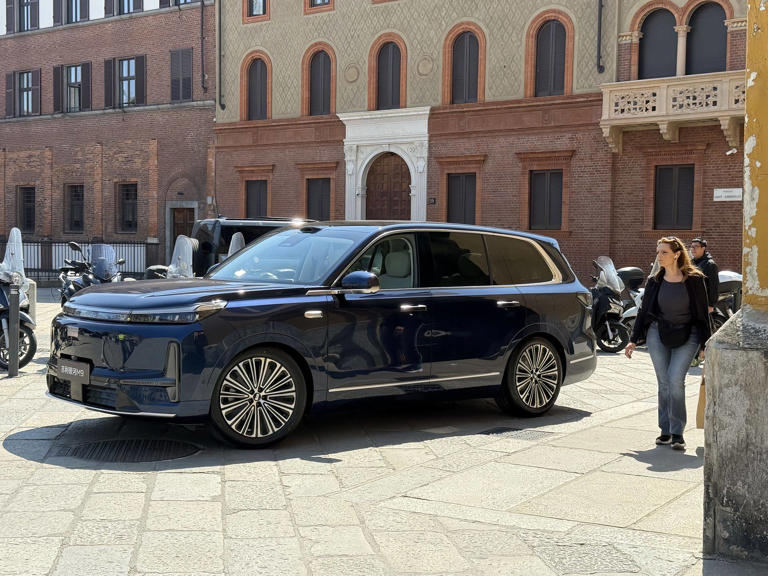 吉利銀河M9街頭曝光：超5米大六座SUV，續(xù)航1500km配三電機(jī)空氣懸架