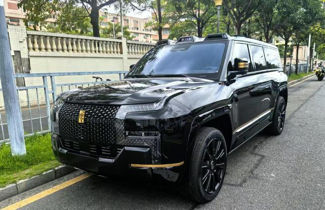 仰望U8L新車街邊曝光！24K金車標+對開天地門，6座設計+1197馬力