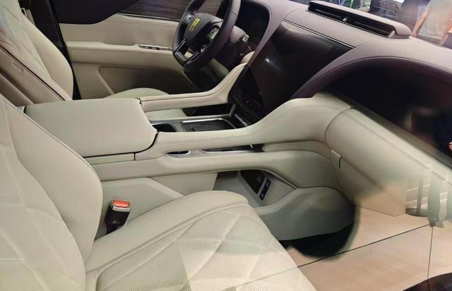 仰望U8L新車街邊曝光！24K金車標+對開天地門，6座設計+1197馬力