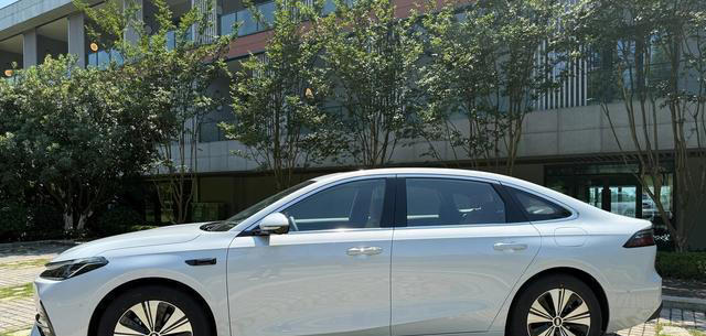 吉利銀河A7實(shí)車信息：尺寸對(duì)標(biāo)帕薩特插混車價(jià)或進(jìn)9萬(wàn)檔