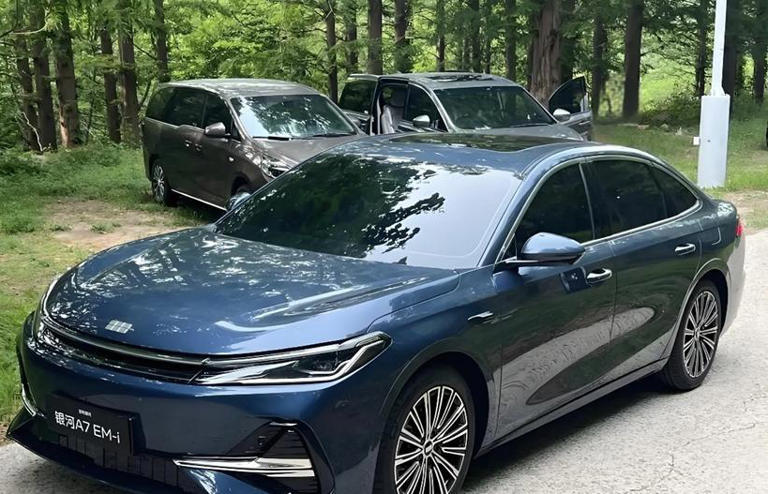 吉利銀河A7現身，車長超4米9，油耗“2字頭”，綜合續航超2100km