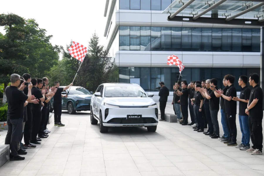 東風(fēng)L8全場(chǎng)景體驗(yàn)萬(wàn)里行發(fā)車